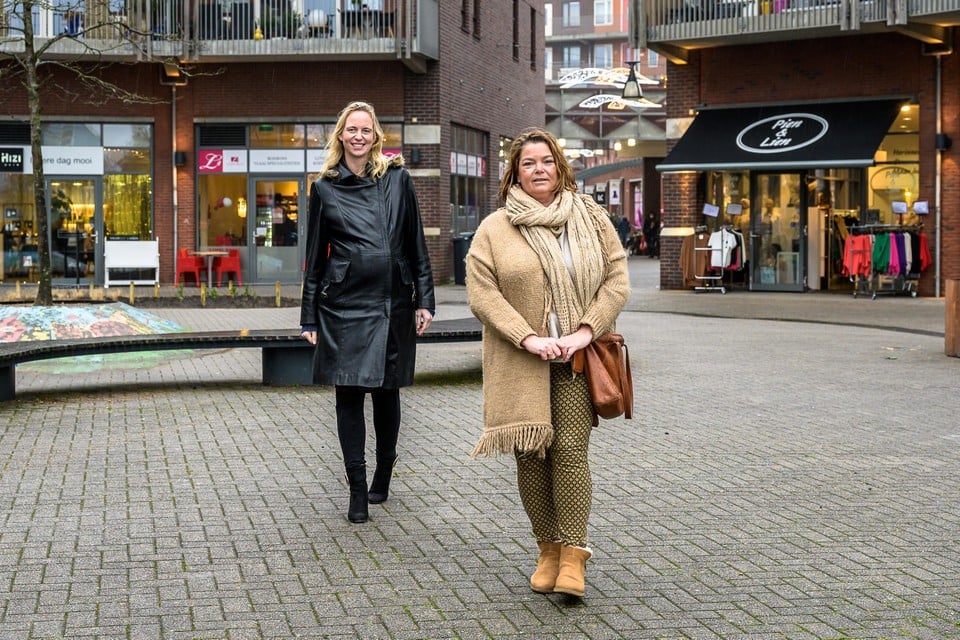 Marianne de Boer (l) en Natasja Cornelisse blijven vragen om meer toezicht en daadkracht in Saendelft.