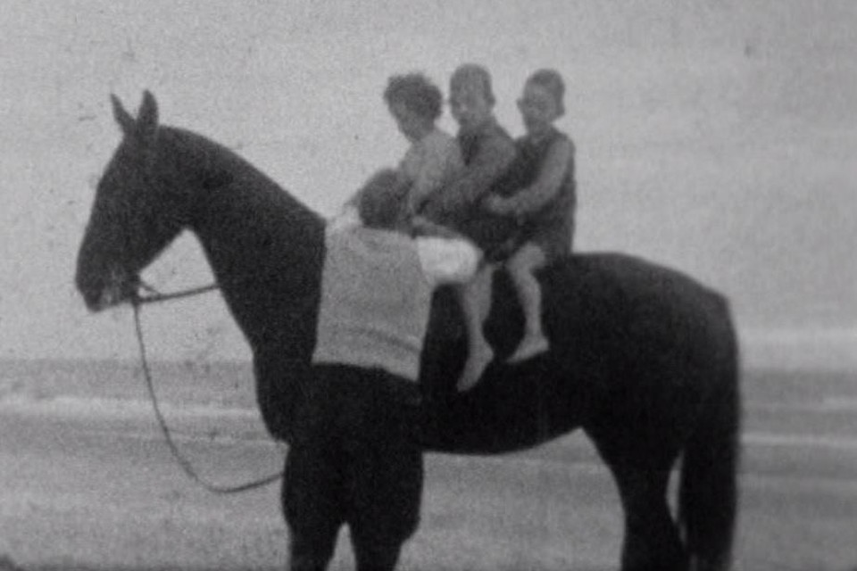 Drie kleuters op de rug van het paard op het strand van Castricum. Een prachtige afsluiting van een lange warme zomerdag in 1947.