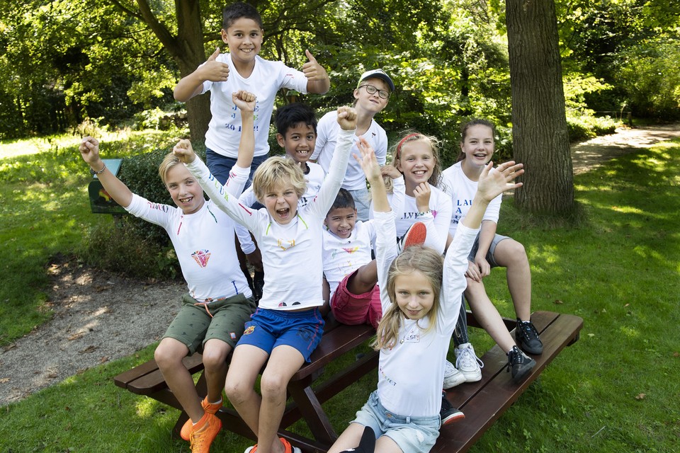 Negen kinderen organiseren Kids Fest in de Haarlemmer Kweektuin.