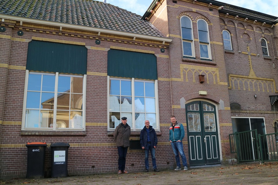 Van links naar rechts Henri Bleeker en Ruud Hoogenboom van Stichting Historisch Hoogkarspel-Westwoud en Sander Bakker van Het Geheugen van Westwoud bij de oude zusterschool.