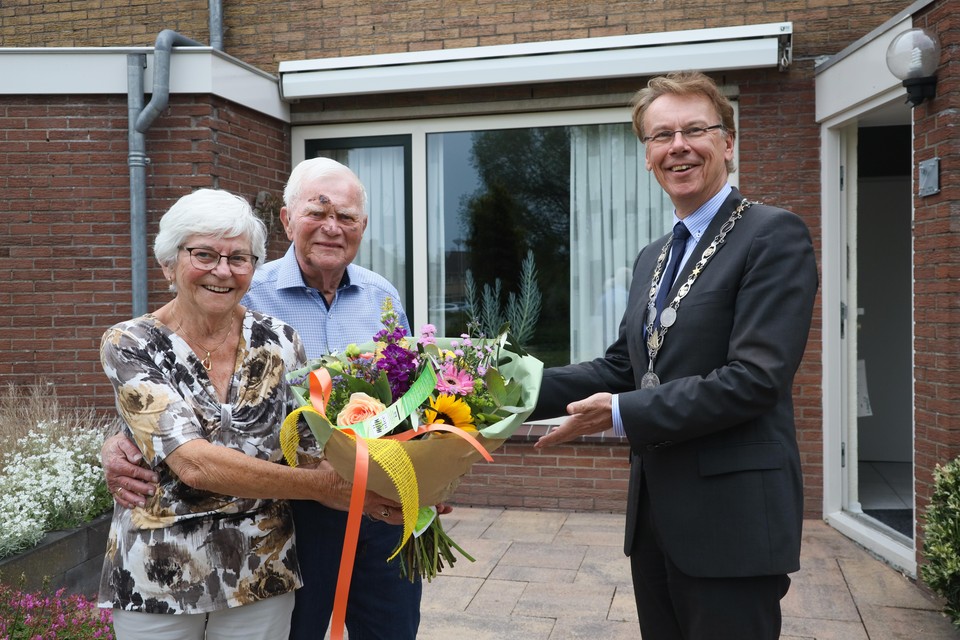 Gerda en Frits - met een door een ongelukkige val gehavend gezicht - hebben bloemen gekregen van burgemeester Ronald Wortelboer.
