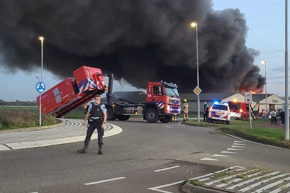 De brand aan de Nieuweweg zorgt voor enorme rookontwikkeling. Om kwart voor zeven ging er een NL-Alert uit.