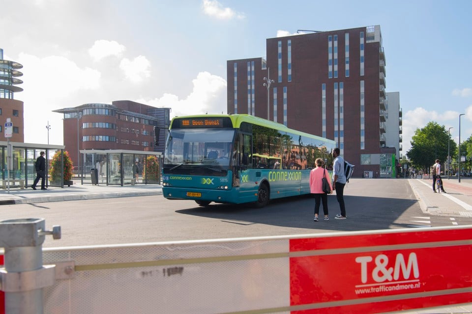 Door de 24-uursstaking vertrokken er dinsdag veel minder bussen vanaf de busstations in Hilversum en Huizen.