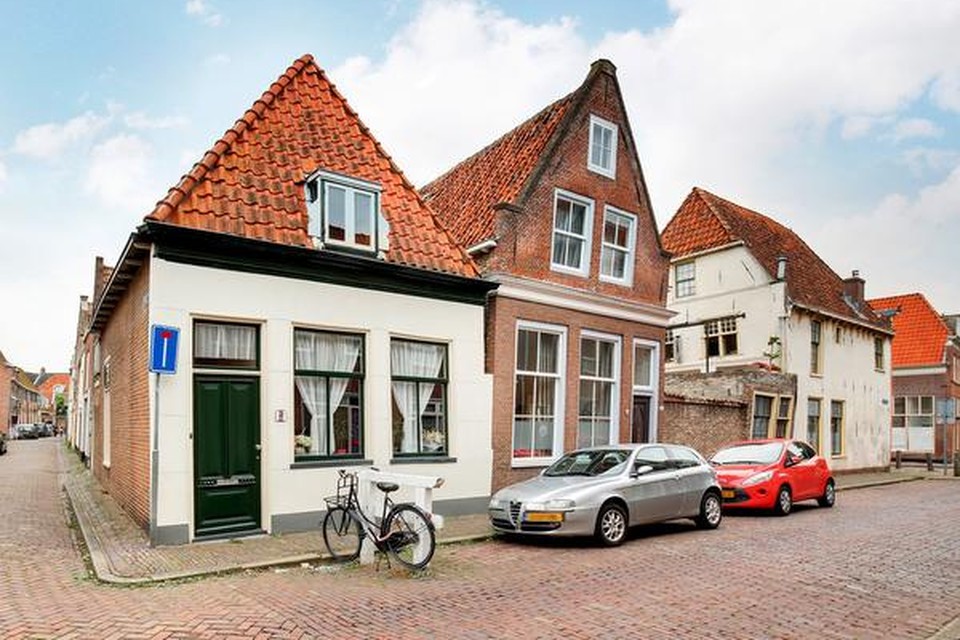 In dit te koop staande witte huis op de hoek van de Gravenstraat en Wisselstraat woonde Hans Bouwens.