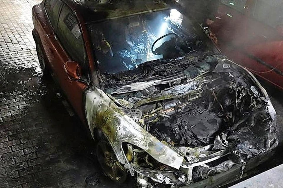 Een uitgebrande personenwagen in parkeergarage Kanaalschiereiland.