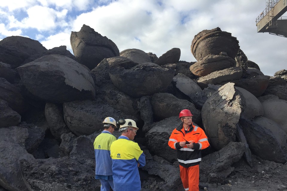 Tata-directeur Luc Bol, woordvoerder Robert Moens en Harsco-directeur Andries van der Horst Jansen inspecteren een berg ROZA-slak.