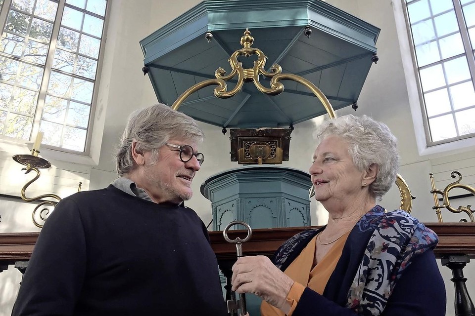 Voorzitter Gerda van der Kolk van de kerkenraad geeft André van Rixel van Stichting Vrienden van de Hensbroeker Kerk de sleutel.