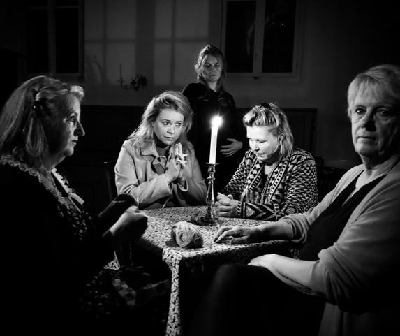 Scene uit Zwarte Avonden: (vlnr) Liesbeth Groenewoud, Marjolein Maas, Anna Koelemeijer, Carlien Stuyt, Anja Klaver. Foto Tijmen Koelemeijer
