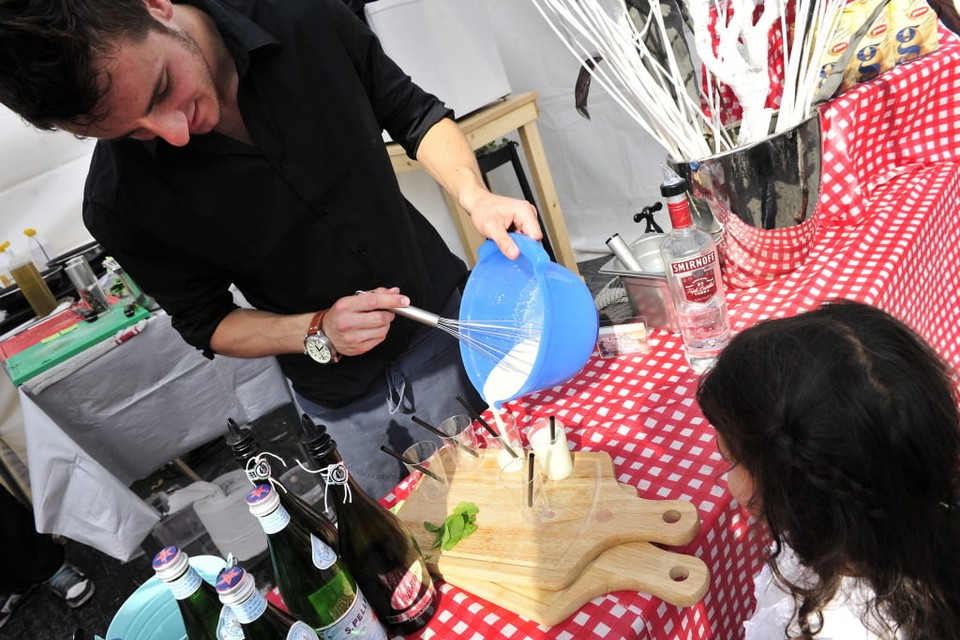 De lekkerste hapjes en drankjes worden klaargemaakt waar je bij staat tijdens ’Koemarkt Smaakmakend’. Foto Wim Egas
