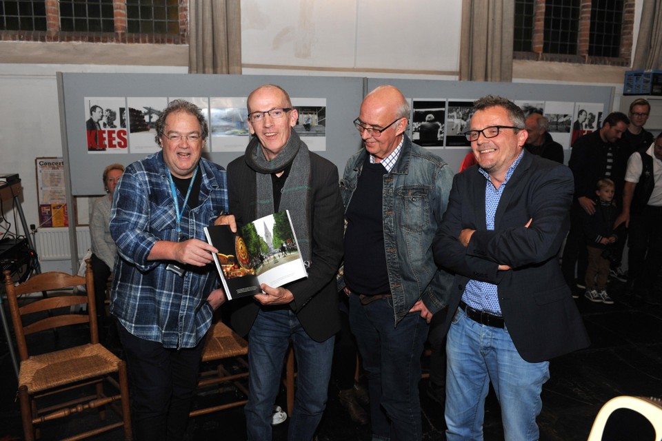 Kees Blokker (tweede links) bij de uitreiking van zijn boek, samen met de samenstellers Henk Tijbosch (links), Jan Butter (derde links) en Jacky de Vries (rechts).