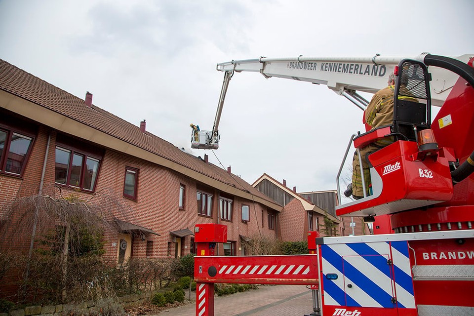 Zolderbrand in Heemskerk veroorzaakt veel rook. Foto Michel van Bergen