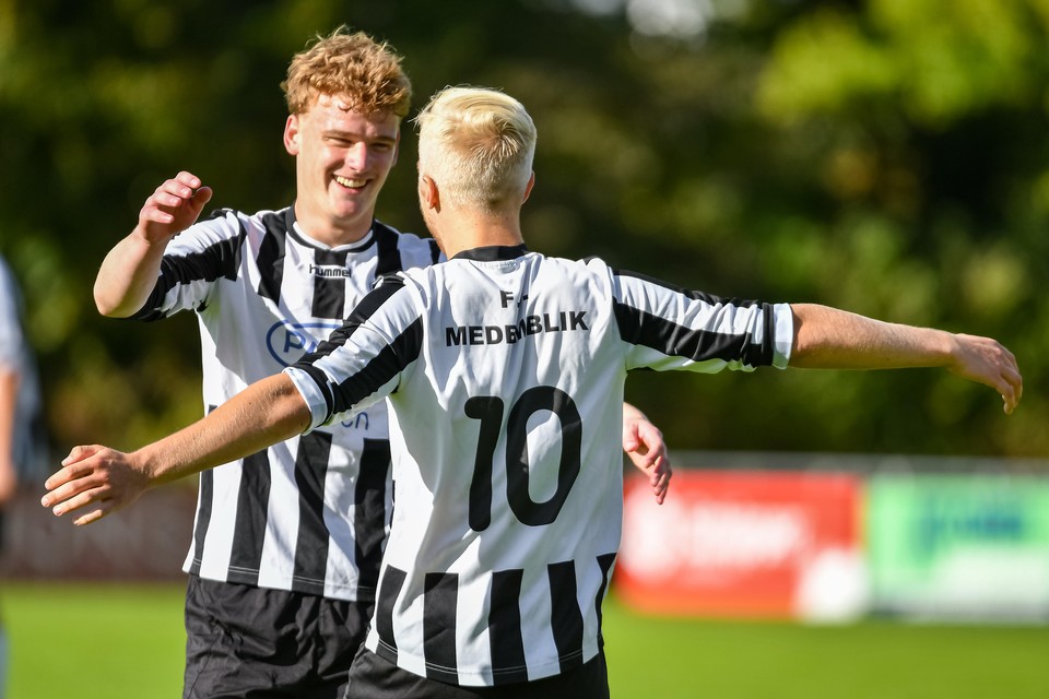 Debutant én doelpuntenmaker Mees Hoogendijk (links) valt Jurre Woudenberg, goed voor een goal én twee assists, in de armen.