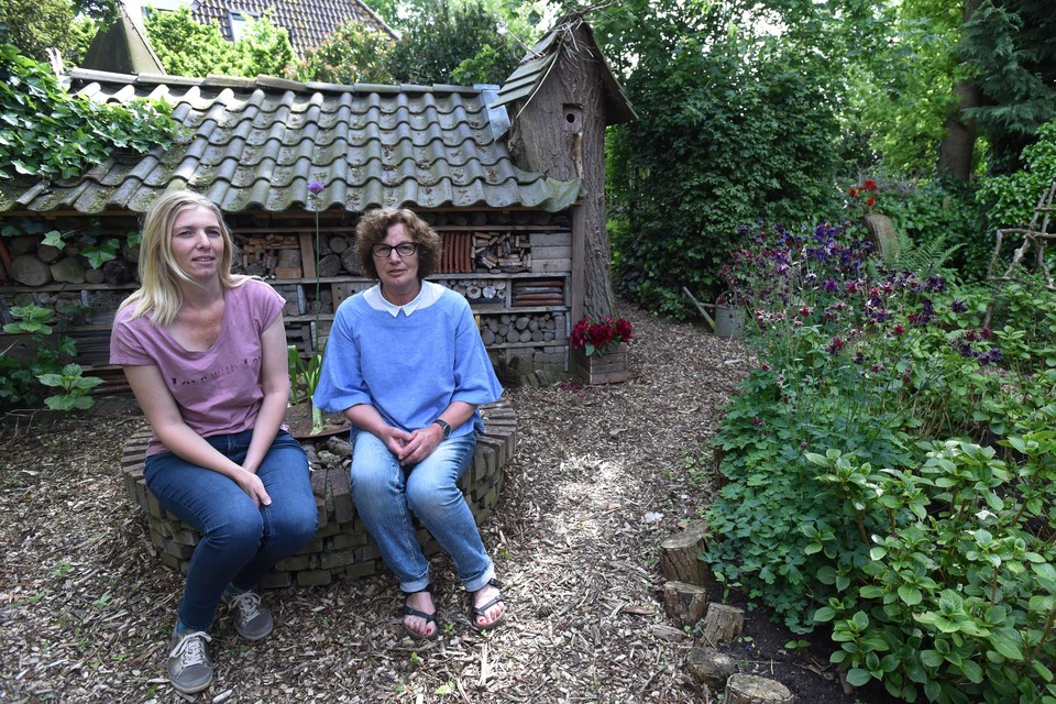 Claudia de Kroon en Janneke Groot in de tuin van de familie Groot aan het Hornpad, een van de startpunten.