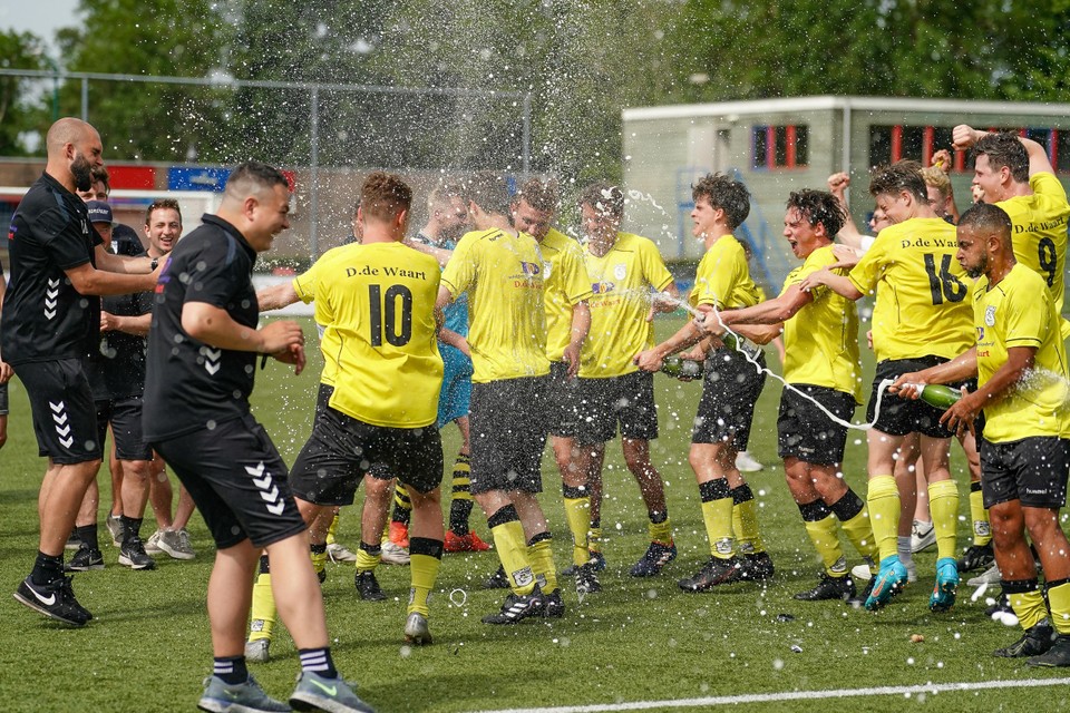 De spelers van SDOB vieren hun promotie naar de derde klasse na de eclatante zege op Odijk in Wilnis.