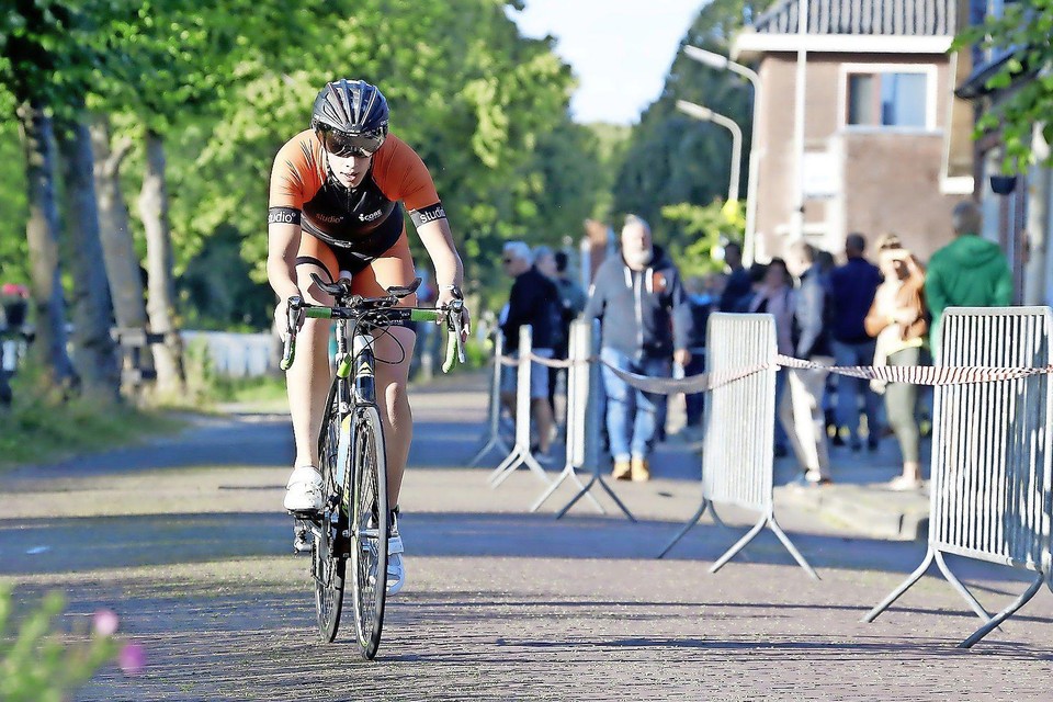 Alkmaarse Maaike Vooren won de triatlon van Nieuwe Niedorp in 2019 en blijft tot de volgende wedstrijd, op zijn vroegst begin juli 2022, titelverdedigster