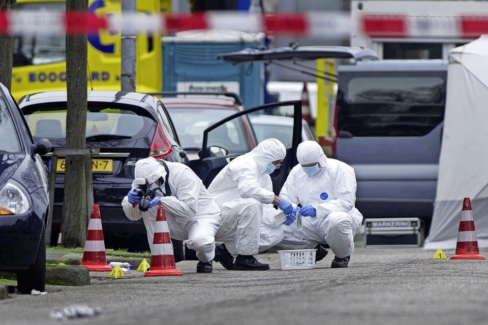 Een team van forensisch medewerkers doet onderzoek op de plek waar Alex Gillis doodgeschoten werd op 20 februari 2014 in Zaandam.