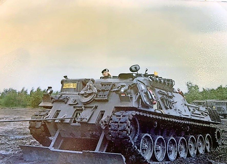 Leo Feikes ’bovenop’ zijn tank.