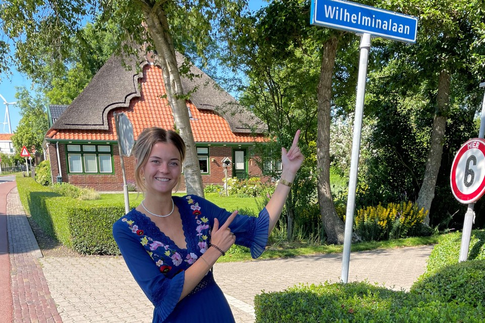 Raadslid Eline Leek bij de Wilhelminalaan in Aartswoud.