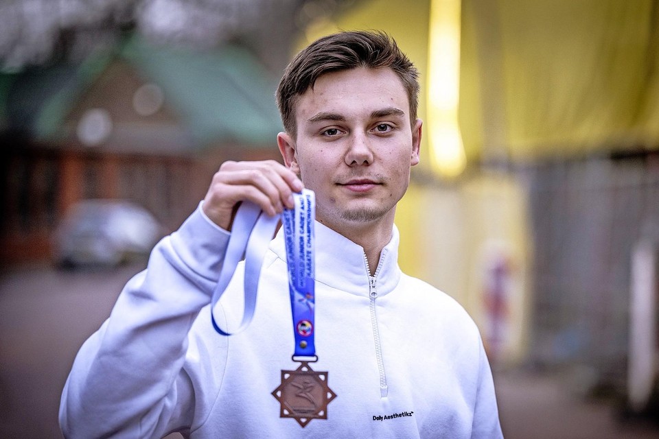 Sebastiaan van Teeffelen met zijn bronzen WK-medaille. Deze week komt hij in actie op het EK senioren.