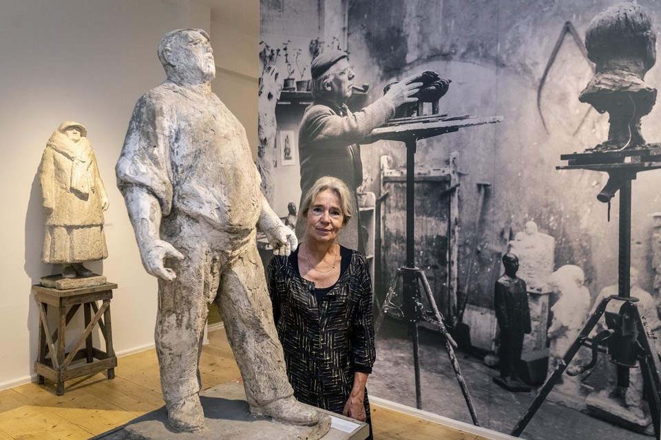 Antoinette Andriessen bij de laatste voorstudie van De dokwerker (1952), gemaakt door haar grootvader, de Haarlemse beeldhouwer Mari Andriessen.