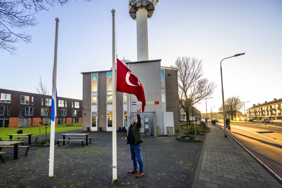 Voorzitter Mehmet Bisgin van de Kuba Moskee in IJmuiden hangt zowel de Nederlandse als de Turkse vlag halfstok.