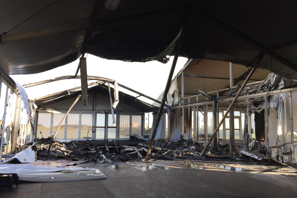 Een deel van het Icoon Paviljoen bij Den Oever is volledig uitgebrand.