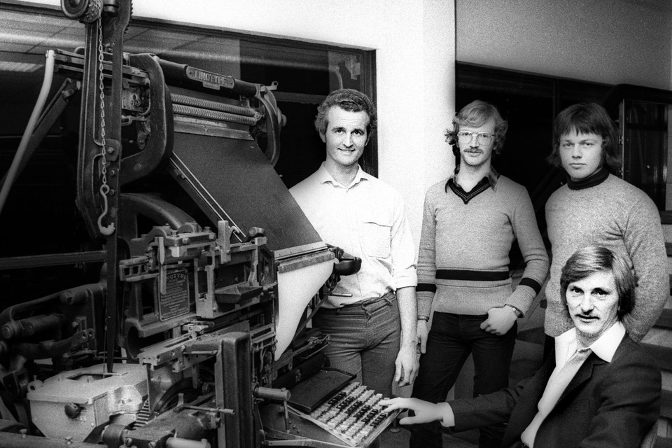 Wil Hartog, Peter Looijesteijn, Rob Punt en Jack Middelburg bij een oude zetmachine op het hoofdkantoor van de krant aan de Edisonweg in Alkmaar.