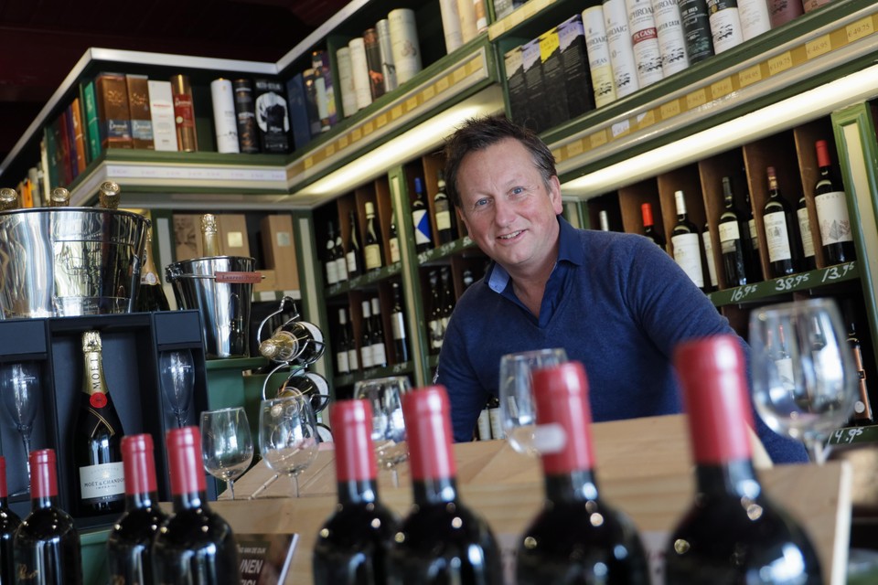 Slijter Willem Hansen gaat steeds meer alcoholvrije dranken verkopen.