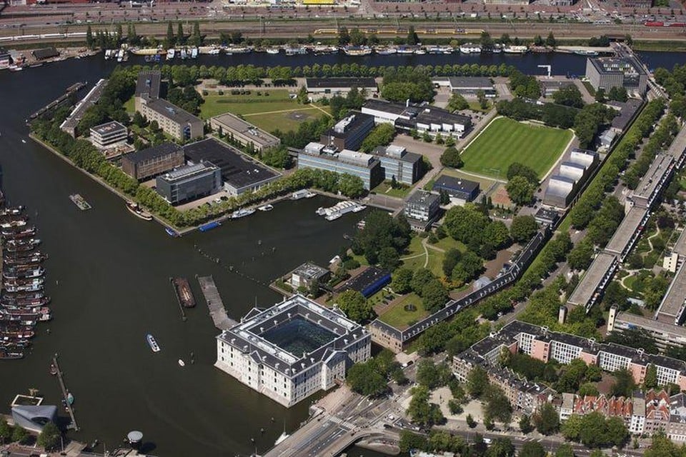 Het Marine Etablissement met het Scheepvaartmuseum.