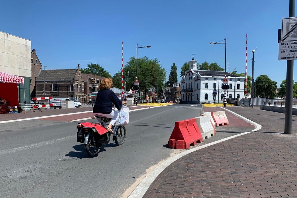 De fietspaden van de Wilhelminabrug zijn al meer dan een jaar afgezet.