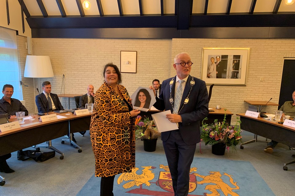 Burgemeester Gerard van den Hengel zwaait wethouder Rabella Wiersma -de Faria in Opmeer uit.