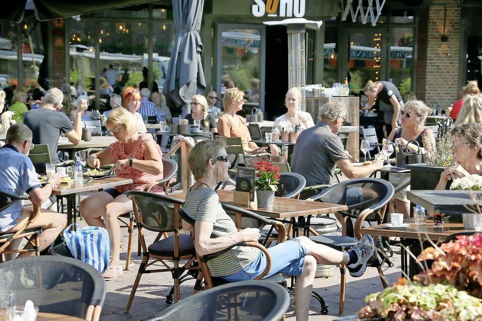 De laatste terrasdag van 2021 op de Markt in Schagen.