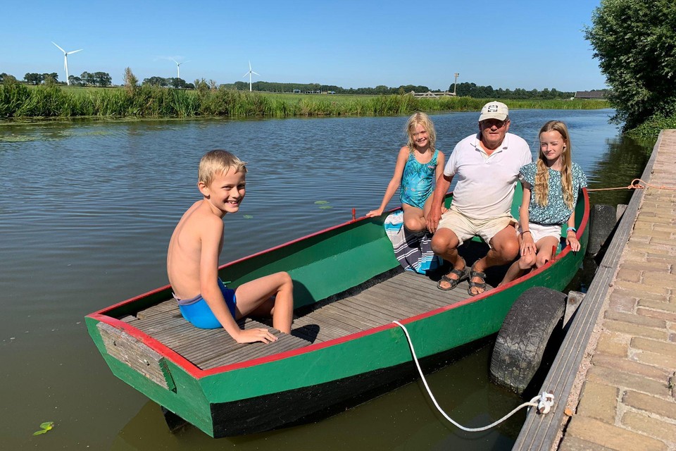 In Grosthuizen, waar hier Jan Wijnker samen met zijn kleinkinderen Sem, Lizette en Fleur de boot is ingestapt, is de overlast op het water volgens Wouter Groot dit jaar opvallend minder.