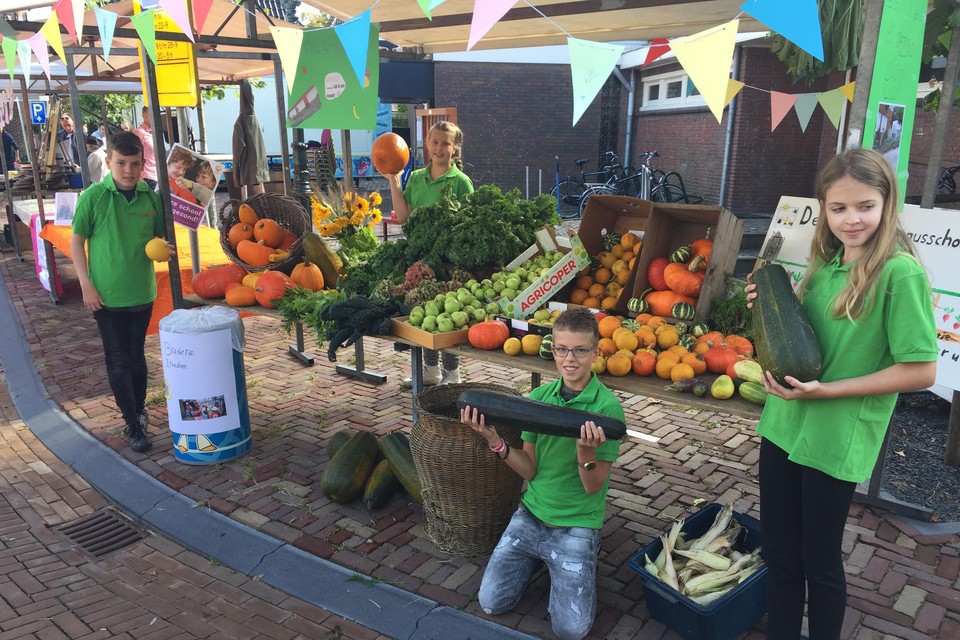 De groente- en fruitkraam van basisschool Sint Sebastianus in Ilpendam.