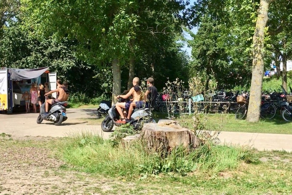 Ook bij het wegrijden hebben scooterrijders vaak haast.