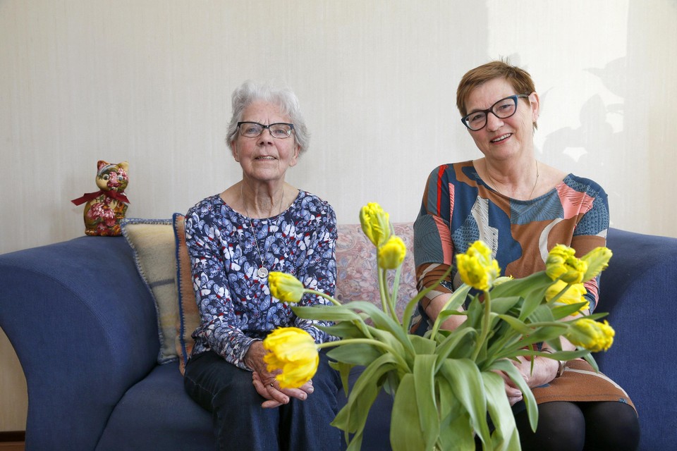 De 89-jarige Aafje Slikker-Bouwes is al 65 jaar lid van Vrouwen van Nu in Warmenhuizen, rechts jongste lid en secretaris Ineke Tamis (66).