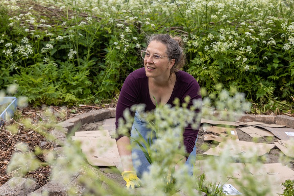 Laura Hudepohl met cliënten aan het werk in de tuin van De Ruimte, ook dat hoort bij de therapie.
