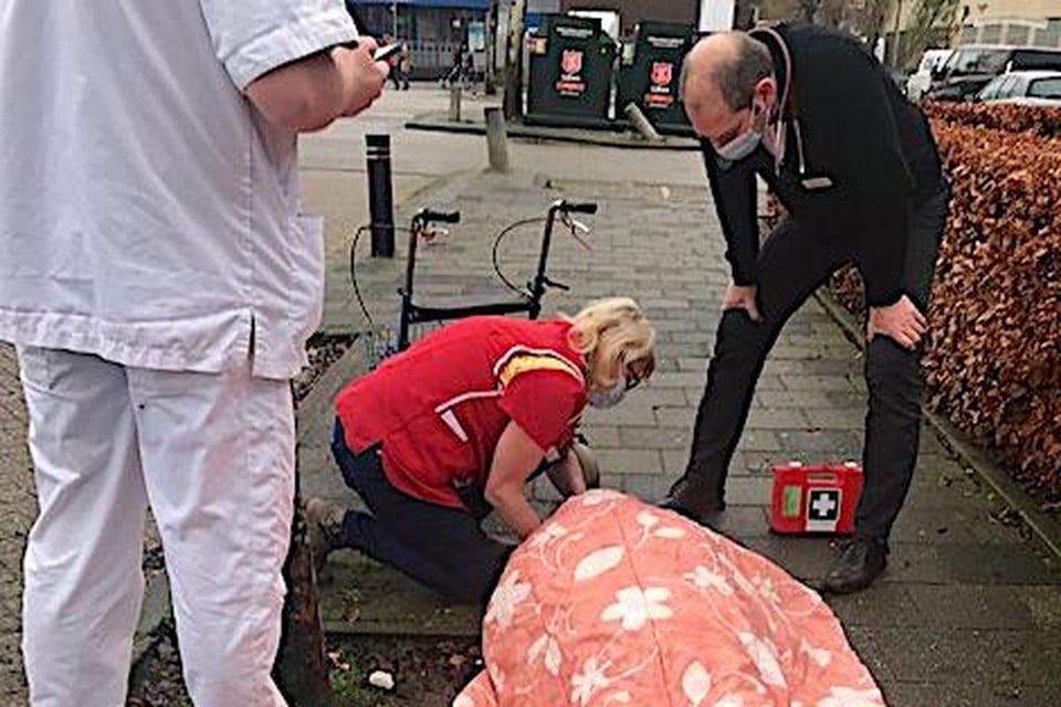 Een oudere wordt op straat behandeld nadat hij is gestruikeld bij Saenden in Zaandam.