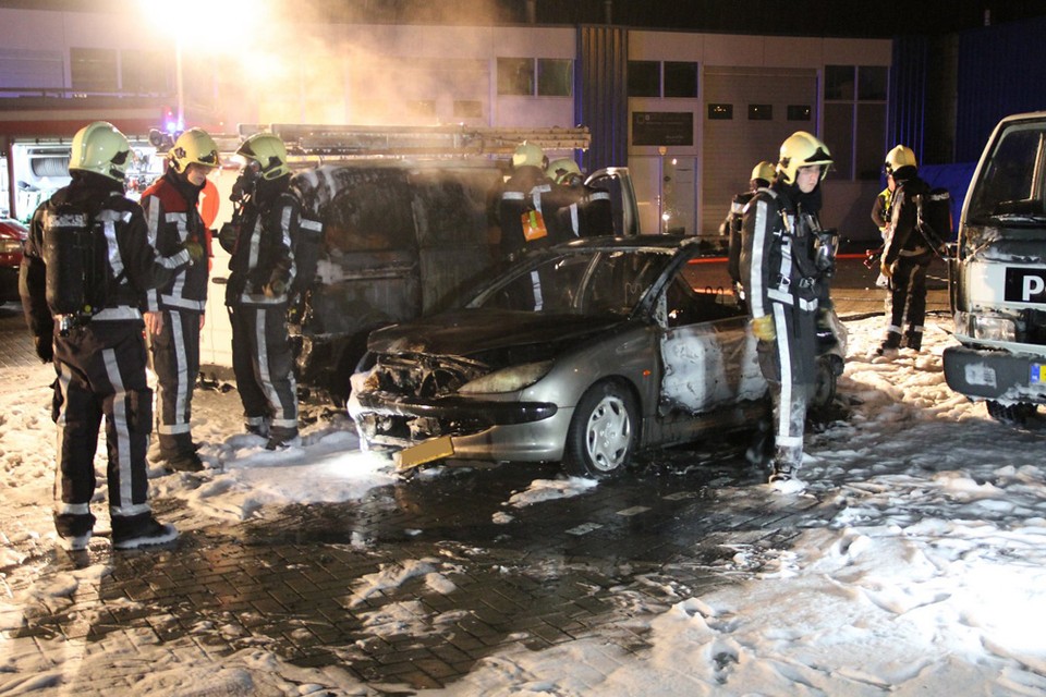 Autobrand op Plein 13 in Wormerveer. Foto DNP.nu/Jelle Brandsma