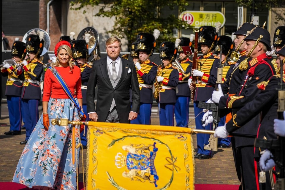 Koning Willem-Alexander en koningin Maxima nijgen naar het vaandel bij de Grote Kerk op Prinsjesdag, voorafgaand aan het voorlezen van de Troonrede.