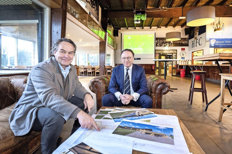 HFC-voorzitter Dirk Jan Rutgers en de architect van de nieuwbouw van het clubhuis, een jaar geleden.