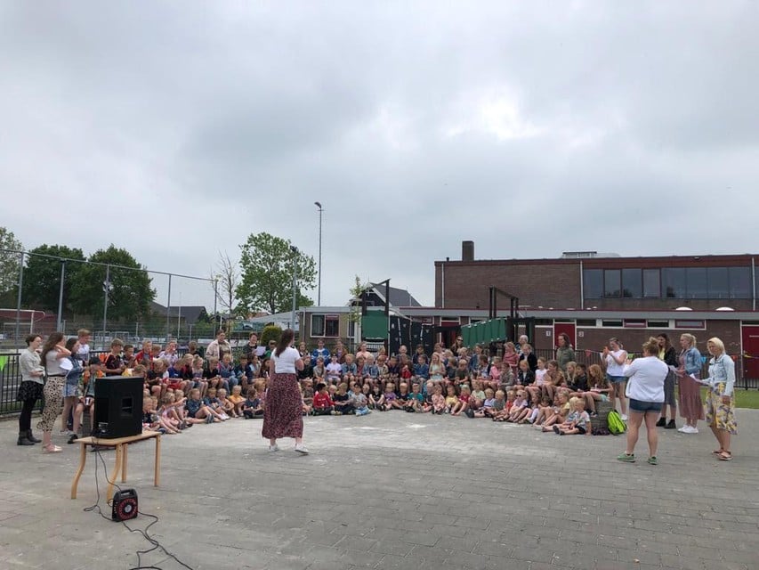 Muziek, dans en optredens bij de ingebruikname van het nieuwe schoolplein in Onderdijk.
