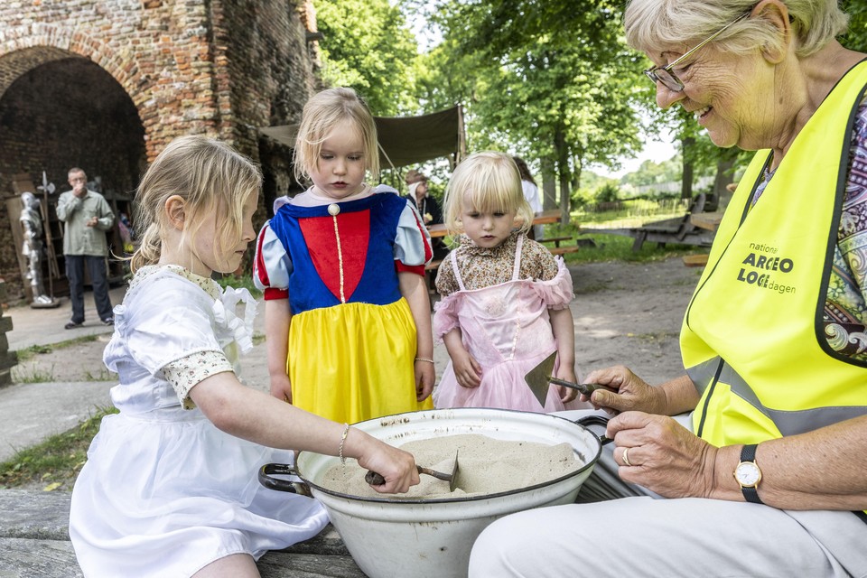 Astrid Morren houdt de kinderen bezig tijdens de Dag van de Archeologie.