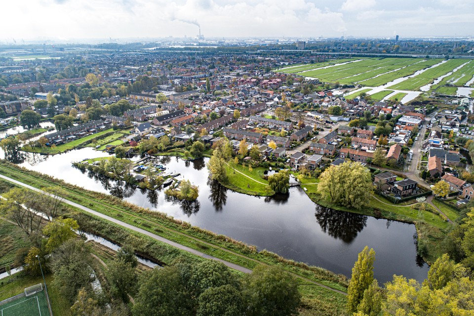 Een luchtfoto van boven Oostzaan.