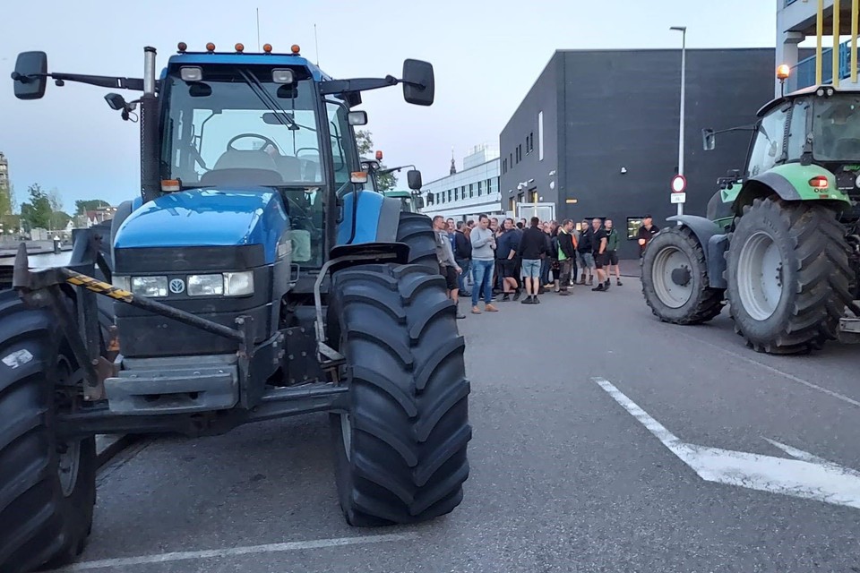 Na een arrestatie van een collega die de A9 blokkeerde, kwamen veel boeren naar het Alkmaarse politiebureau.