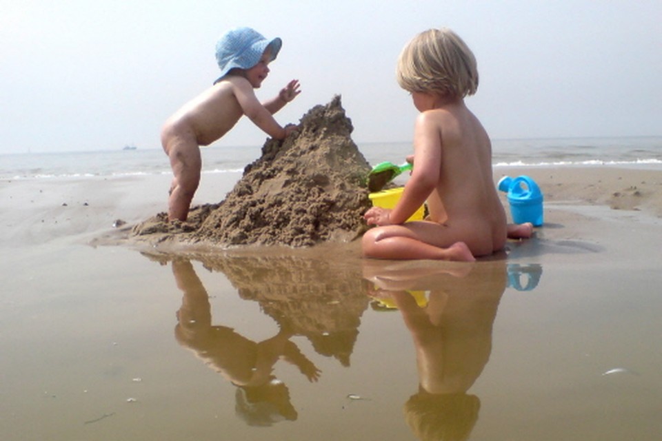 Kleinkinderen op het strand van Callantsoog. Inzending wedstrijd 2010. Foto Jan Cots 