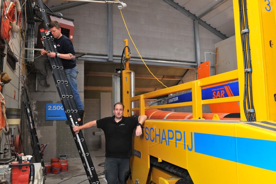 Peter Messchendorp (r) en Roel Welp aan het werk in het boothuis van de KNRM in Wijk aan Zee.