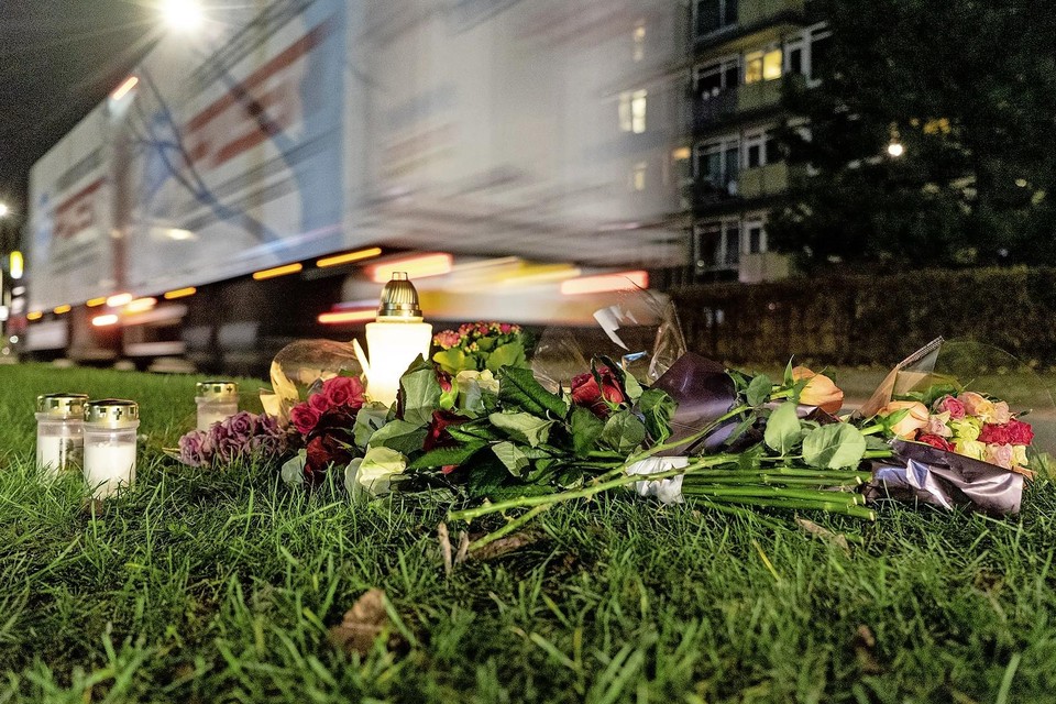 Bloemen en kaarsjes langs de Vondelstraat, voor de omgekomen Lies en Joke. voor de omgekomen Lies en Joke.