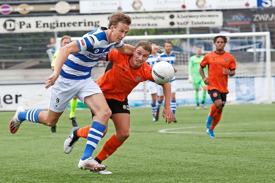 Spits Floris van der Linden bezorgde Spakenburg in de slotfase vanaf de penaltystip toch nog een punt.