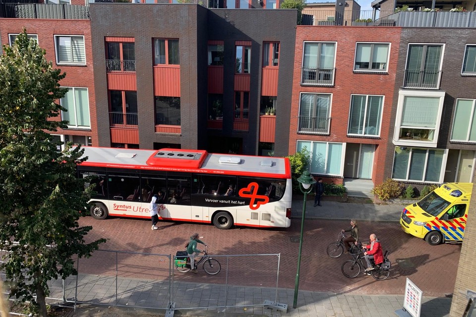 De bus en de fietsster raakten elkaar in de drukke Herenstraat richting de Kerkbrink.